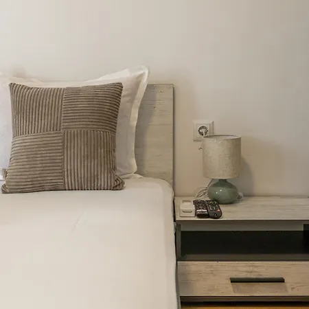 Modern 2br Flat With Parking For 4m Cars Апартаменти
