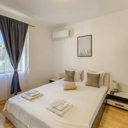 Апартаменти Modern 2br Flat With Parking For 4m Cars