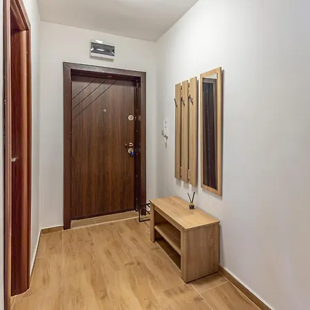 Modern 2br Flat With Parking For 4m Cars Апартаменти