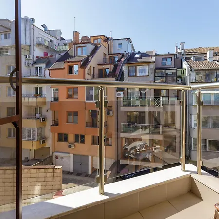 Апартаменти Modern 2br Flat With Parking For 4m Cars